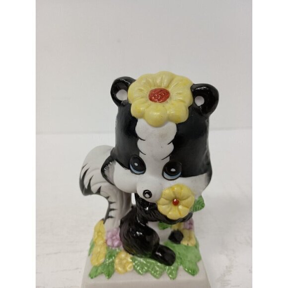 Vintage 1979 Russ Berrie Skunk With Daisies Figurine Ceramic Retro Kitsch #818 - Picture 2 of 11